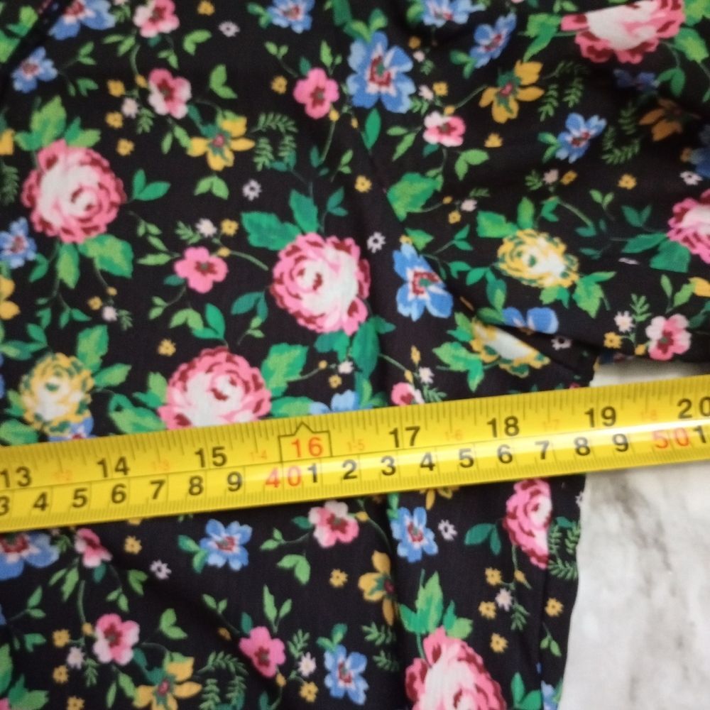 NWT GB Floral Cropped V Neck Blouse with Covered Buttons - Picture 9 of 9